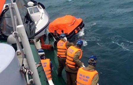 一艘杂货船越南海域被撞沉没9人失踪