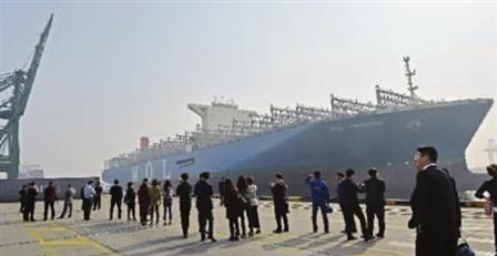 全球最大集装箱船在天津港首航