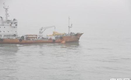长江口一艘外籍货船沉没12人失踪