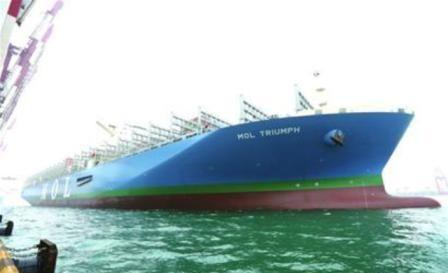 青岛港迎世界最大集装箱船舶