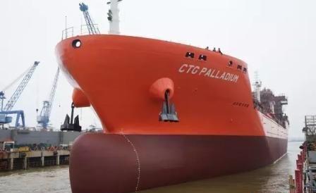 中航鼎衡25000吨不锈钢化学品船7#船出坞