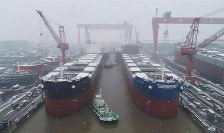 扬子江船业两艘82000吨散货船“顶风冒雪”出坞